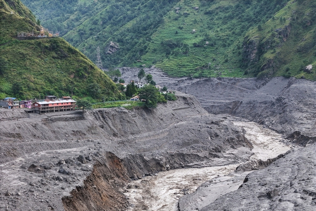 Sau lũ quét Nepal, 46 công nhân kẹt trong hầm thủy điện nhiều khả năng còn sống - Ảnh 2.