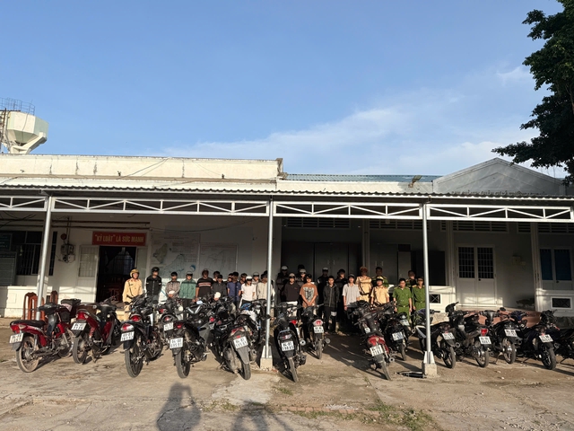 Ngăn chặn gần 30 'quái xế' chạy xe rú ga gây náo loạn lúc rạng sáng- Ảnh 1.