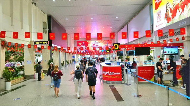 Rực rỡ cờ đỏ sao vàng, Vietjet mang Tết Độc lập lên độ cao 10.000 mét- Ảnh 1.