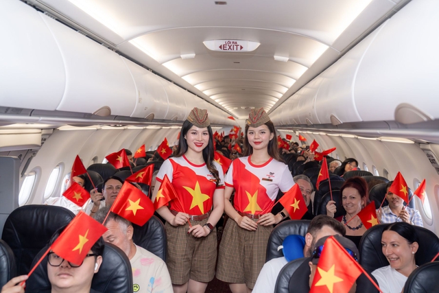 Rực rỡ cờ đỏ sao vàng, Vietjet mang Tết Độc lập lên độ cao 10.000 mét- Ảnh 3.
