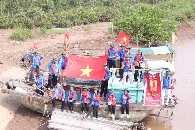 Độc đáo Lễ chào cờ Tôi yêu Tổ quốc tôi trên thuyền cá - Ảnh 1.