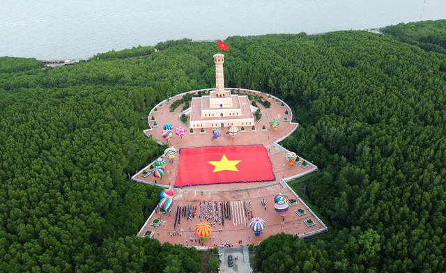 Lễ chào cờ ở Đất Mũi với lá cờ Tổ quốc bằng vải lớn nhất Việt Nam- Ảnh 1.