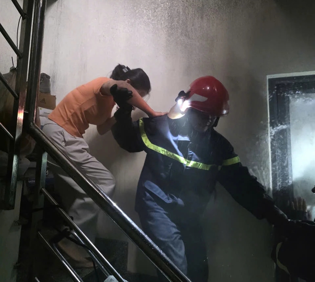 Giải cứu 4 người trong vụ ch&aacute;y nh&agrave; tr&ecirc;n đường C&aacute;ch Mạng Th&aacute;ng T&aacute;m - Ảnh 3.