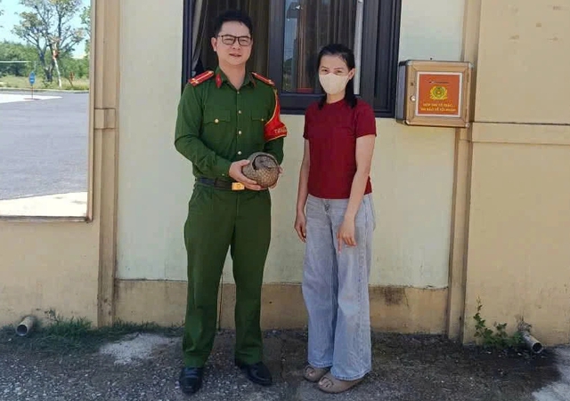 Bắt gặp t&ecirc; t&ecirc; b&ecirc;n đường, người phụ nữ giao nộp cho c&ocirc;ng an - Ảnh 1.