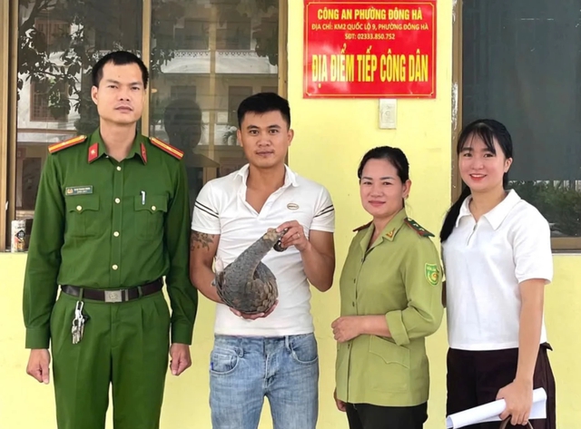 Bắt gặp t&ecirc; t&ecirc; b&ecirc;n đường, người phụ nữ giao nộp cho c&ocirc;ng an - Ảnh 2.