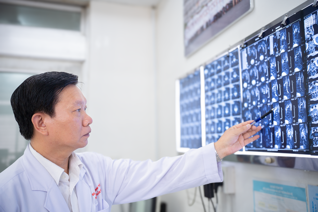 Nạn nhân thứ hai trong vụ lật xe khách ở Gia Lai chuyển Bệnh viện Chợ Rẫy- Ảnh 1.