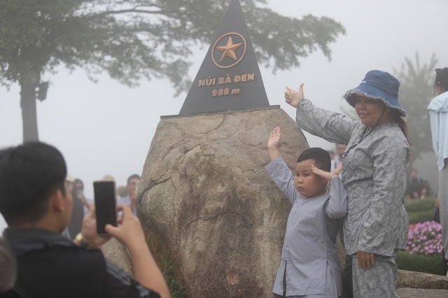 'Kẹt đường' ở núi Bà Đen dịp lễ 2.9: Mỗi ngày có cả ngàn người leo núi - Ảnh 4.