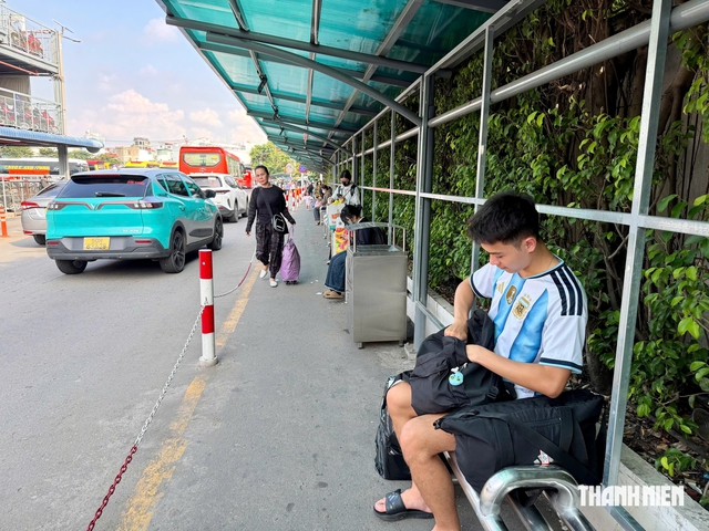 Chiều 2.9, bến xe nhộn nhịp người trở lại TP.HCM sau kỳ nghỉ - Ảnh 4.