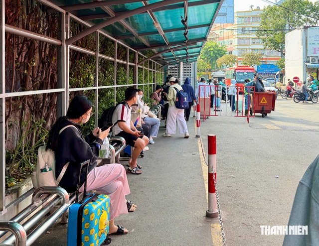 Chiều 2.9, bến xe nhộn nhịp người trở lại TP.HCM sau kỳ nghỉ - Ảnh 7.