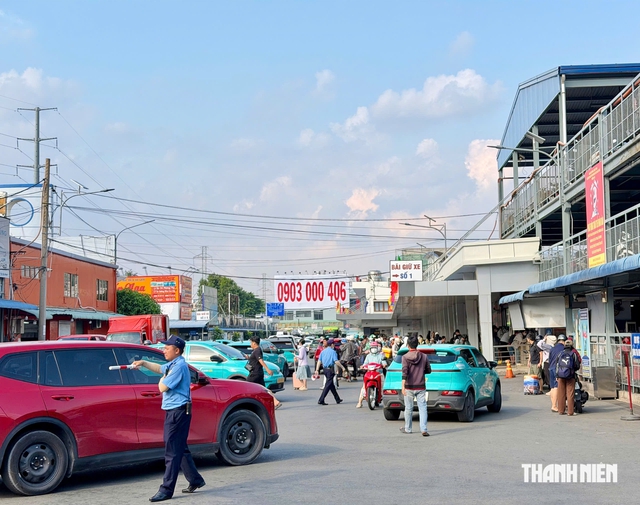Chiều 2.9, bến xe nhộn nhịp người trở lại TP.HCM sau kỳ nghỉ - Ảnh 3.