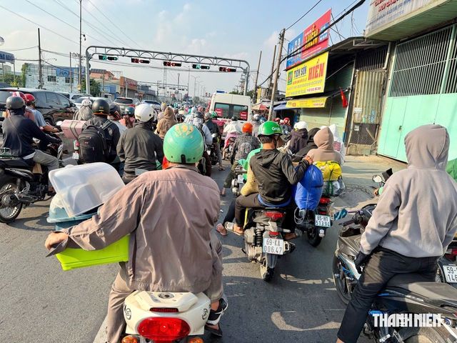 Chiều 2.9, bến xe nhộn nhịp người trở lại TP.HCM sau kỳ nghỉ - Ảnh 10.