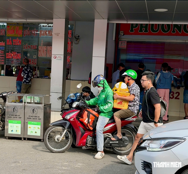 Chiều 2.9, bến xe nhộn nhịp người trở lại TP.HCM sau kỳ nghỉ - Ảnh 6.