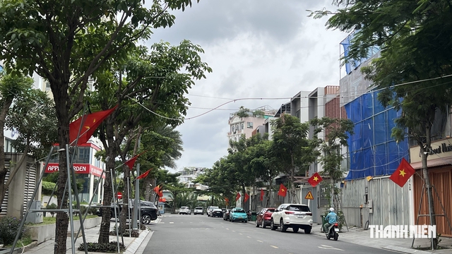 Đường phố ngập sắc đỏ: 'Thấy cờ l&agrave; y&ecirc;u Tổ quốc, y&ecirc;u đồng b&agrave;o' - Ảnh 2.