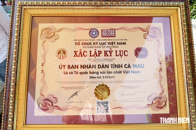 Lễ chào cờ ở Đất Mũi với lá cờ Tổ quốc bằng vải lớn nhất Việt Nam- Ảnh 4.