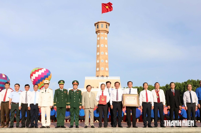 Lễ chào cờ ở Đất Mũi với lá cờ Tổ quốc bằng vải lớn nhất Việt Nam- Ảnh 3.