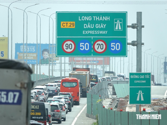 Cục CSGT sẽ xử lý nghiêm xe 'rùa bò' bám làn trái trên cao tốc - Ảnh 2.
