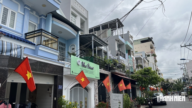 Đường phố ngập sắc đỏ: 'Thấy cờ l&agrave; y&ecirc;u Tổ quốc, y&ecirc;u đồng b&agrave;o' - Ảnh 3.