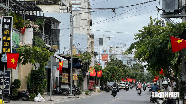 Đường phố ngập sắc đỏ: 'Thấy cờ l&agrave; y&ecirc;u Tổ quốc, y&ecirc;u đồng b&agrave;o' - Ảnh 6.