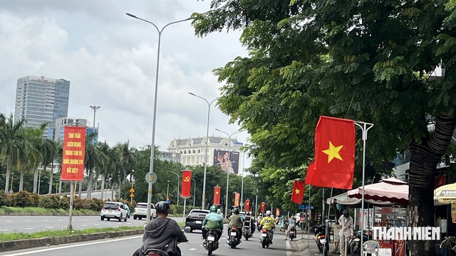 Đường phố ngập sắc đỏ: 'Thấy cờ l&agrave; y&ecirc;u Tổ quốc, y&ecirc;u đồng b&agrave;o' - Ảnh 5.