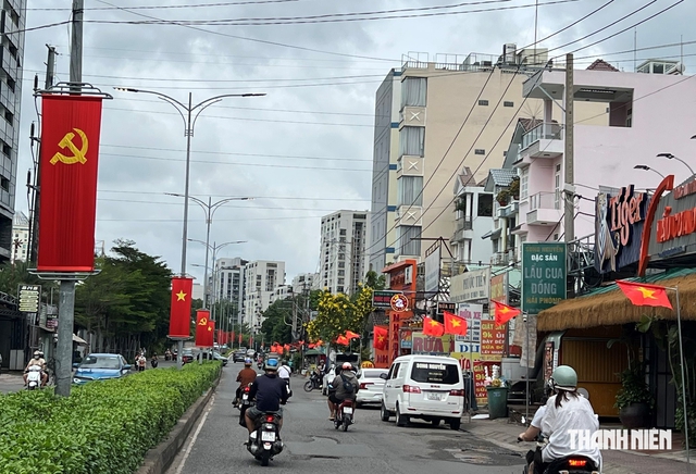 Đường phố ngập sắc đỏ: 'Thấy cờ l&agrave; y&ecirc;u Tổ quốc, y&ecirc;u đồng b&agrave;o' - Ảnh 4.