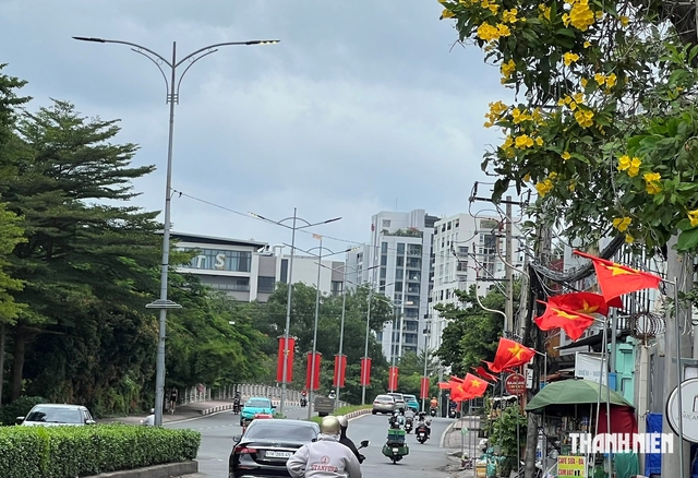 Đường phố ngập sắc đỏ: 'Thấy cờ l&agrave; y&ecirc;u Tổ quốc, y&ecirc;u đồng b&agrave;o' - Ảnh 9.