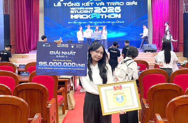 Nữ sinh chuy&ecirc;n văn học c&ocirc;ng nghệ th&ocirc;ng tin gi&agrave;nh giải nhất cuộc thi AI - Ảnh 2.