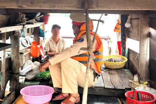 CSGT Đồng Nai bắt giữ nhiều ghe thuyền sử dụng máy kích điện đánh cá trên sông- Ảnh 1.