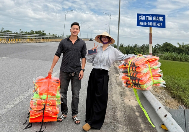Ch&agrave;ng trai mua 200 &aacute;o phao treo tr&ecirc;n cầu - Ảnh 1.
