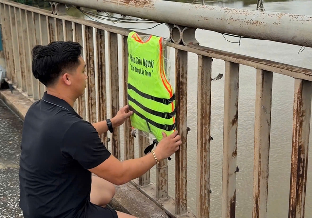 Ch&agrave;ng trai mua 200 &aacute;o phao treo tr&ecirc;n cầu - Ảnh 2.