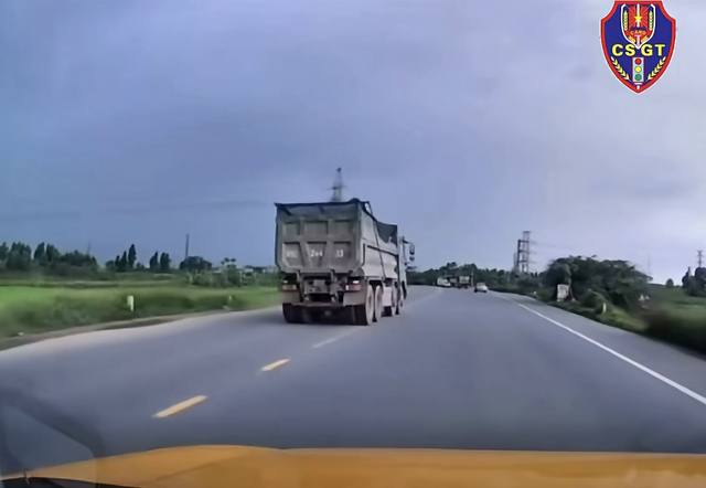 Bật đèn xi-nhan xin vượt xe thế nào để tránh bị phạt 6 triệu? - Ảnh 1.