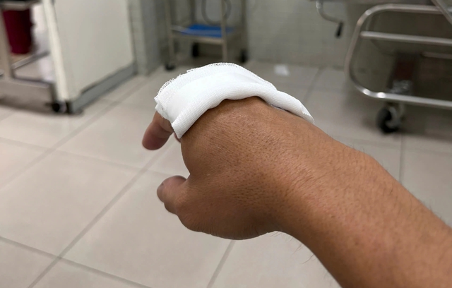 Vụ cháy nhà ở TP.HCM: Hợp sức phá cửa, cứu 5 người trong biển lửa- Ảnh 2.