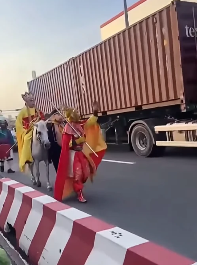 Xác minh clip 'thầy trò Đường Tăng' cưỡi ngựa vào làn ô tô ở TP.HCM- Ảnh 1.