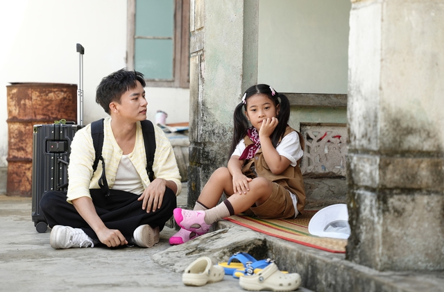 Huy R giả gái làm chị Hằng, chú Cuội Phương Nam, Bùi Công Nam hóa cây đa - Ảnh 1.