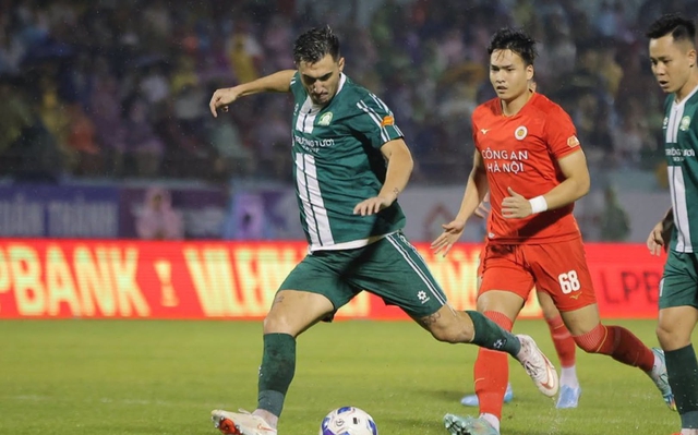 Bảng xếp hạng V-League mới nhất: CLB CAHN thắng đậm tái chiếm ngôi đầu, TP.Đồng Nai rơi xuống đáy- Ảnh 1.
