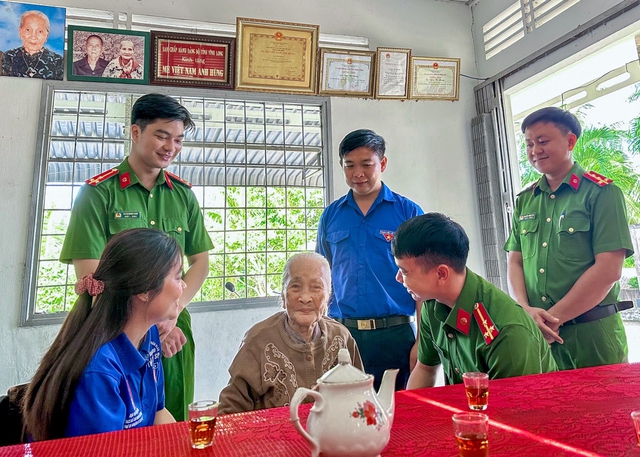 Người giữ b&igrave;nh y&ecirc;n, người giữ lửa y&ecirc;u thương - Ảnh 2.