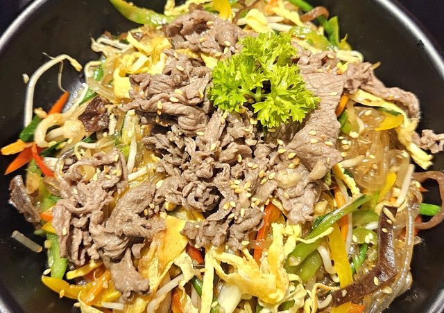 Bữa ăn đủ chất: Làm sao để ăn đúng, ăn đủ khi lớn tuổi? - Ảnh 2.