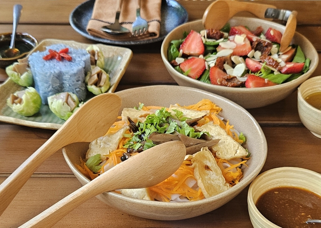 Bữa ăn đủ chất: Làm sao để ăn đúng, ăn đủ khi lớn tuổi? - Ảnh 1.