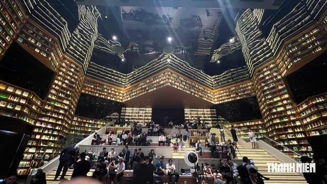 Rần rần check-in 'thư viện khổng lồ' lấy cảm hứng từ Starfield Library - Ảnh 1.