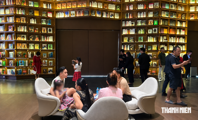 Rần rần check-in 'thư viện khổng lồ' lấy cảm hứng từ Starfield Library - Ảnh 9.