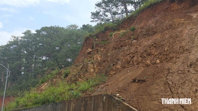 Đ&egrave;o Prenn li&ecirc;n tiếp sạt lở, nhiều khối đ&aacute; vẫn 'treo' tr&ecirc;n cao- Ảnh 7.