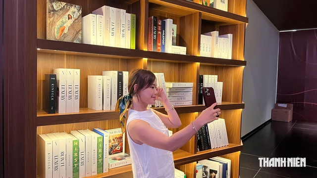 Rần rần check-in 'thư viện khổng lồ' lấy cảm hứng từ Starfield Library - Ảnh 2.