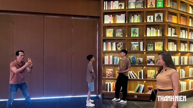 Rần rần check-in 'thư viện khổng lồ' lấy cảm hứng từ Starfield Library - Ảnh 3.