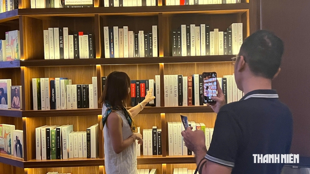 Rần rần check-in 'thư viện khổng lồ' lấy cảm hứng từ Starfield Library - Ảnh 6.