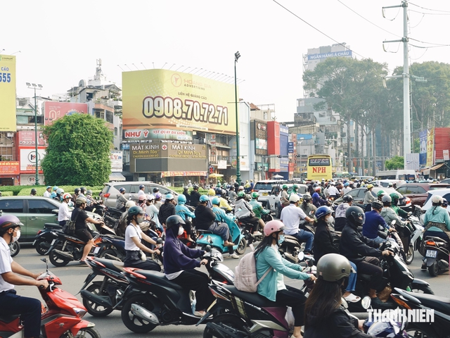 Xe máy được đi thẳng liên tục ở vòng xoay, muốn rẽ trái, rẽ phải thì sao?- Ảnh 2.