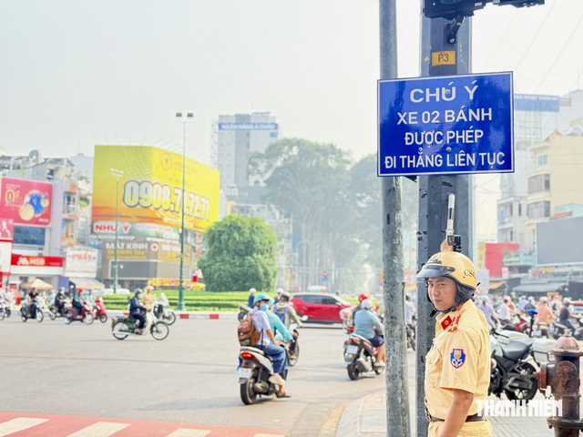 Xe máy được đi thẳng liên tục ở vòng xoay, muốn rẽ trái, rẽ phải thì sao?- Ảnh 1.