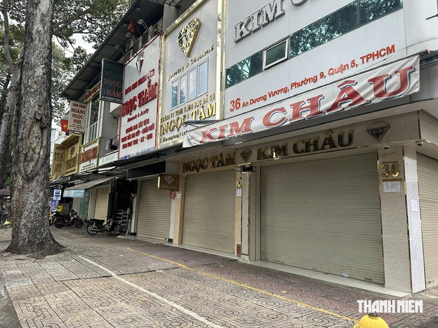 Một số cửa hàng kim cương hoạt động trở lại - Ảnh 1.