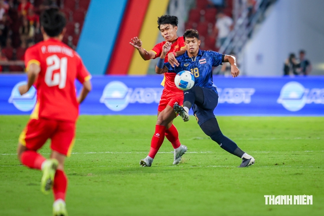 U.23 Thái Lan thắng ngược Hồng Kông, đứng đầu bảng trên cả Nhật Bản: Rộng cửa vào tứ kết - Ảnh 1.
