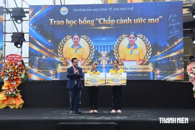 Trường đại học Kinh tế Huế trao 167 triệu đồng tiếp sức sinh viên vượt khó- Ảnh 3.