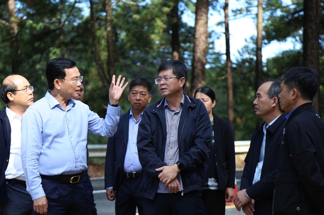 Chủ tịch tỉnh Lâm Đồng kiểm tra sạt lở đèo Prenn, vẫn tiềm ẩn nhiều nguy hiểm - Ảnh 1.
