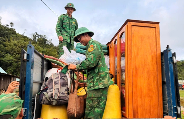 Đỉnh n&uacute;i xuất hiện nhiều vết nứt lớn, h&agrave;ng chục hộ d&acirc;n phải di dời khẩn cấp- Ảnh 2.